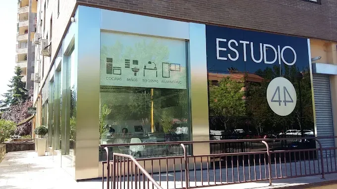 Local de Estudio 44 en Tres Cantos, Madrid: cocinas, baños, reformas y aluminio