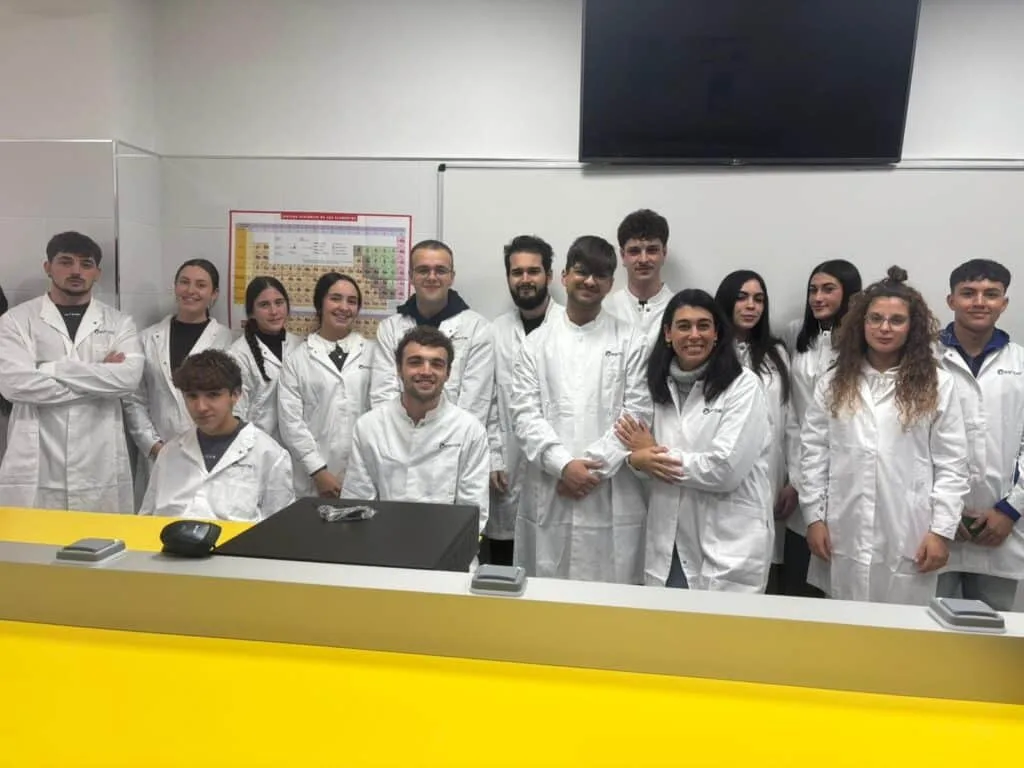Alumnos de ESYDE en el aula de prácticas de Farmacia
