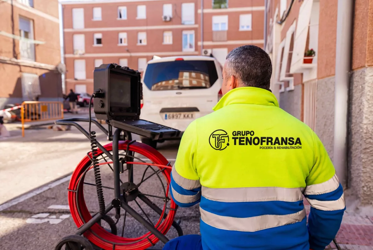 Operario de Tenofransa trabajando en una red de saneamiento